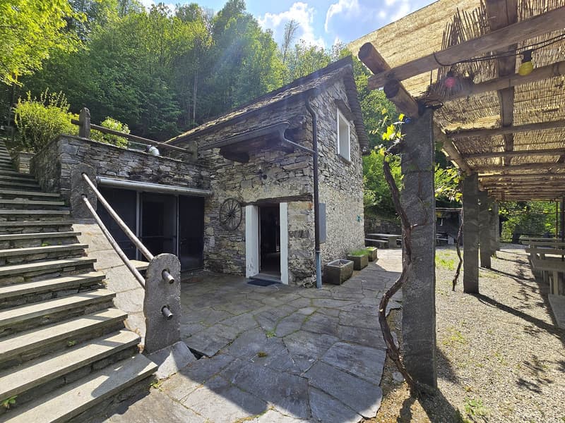 Tipico grotto con bella vista lago e ampio spazio esterno pergolato (6)