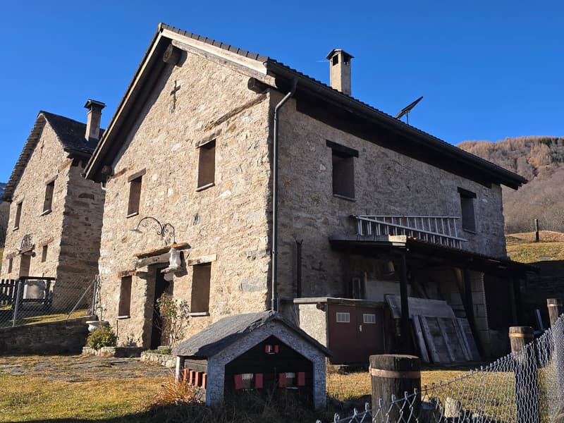 Schönes Bauernhaus in de Bergen mit Zugang und Grundstück (2)