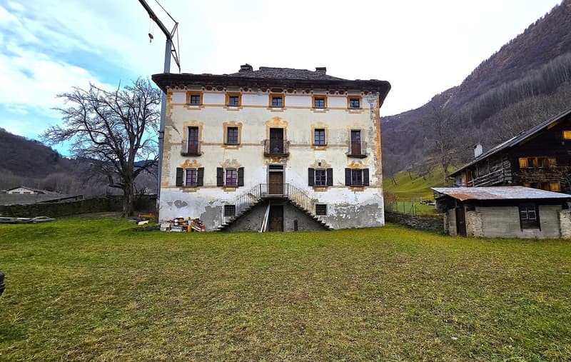 Charmantes historisches Haus mit grossem Grundstück (1)