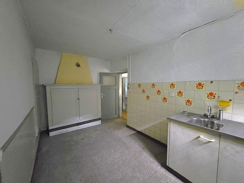 Mehrfamilienhaus zur Renovierung mit Grundstück und Stall (8)