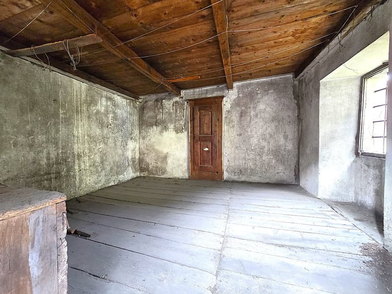 Mehrfamilienhaus zur Renovierung mit Grundstück und Stall (22)