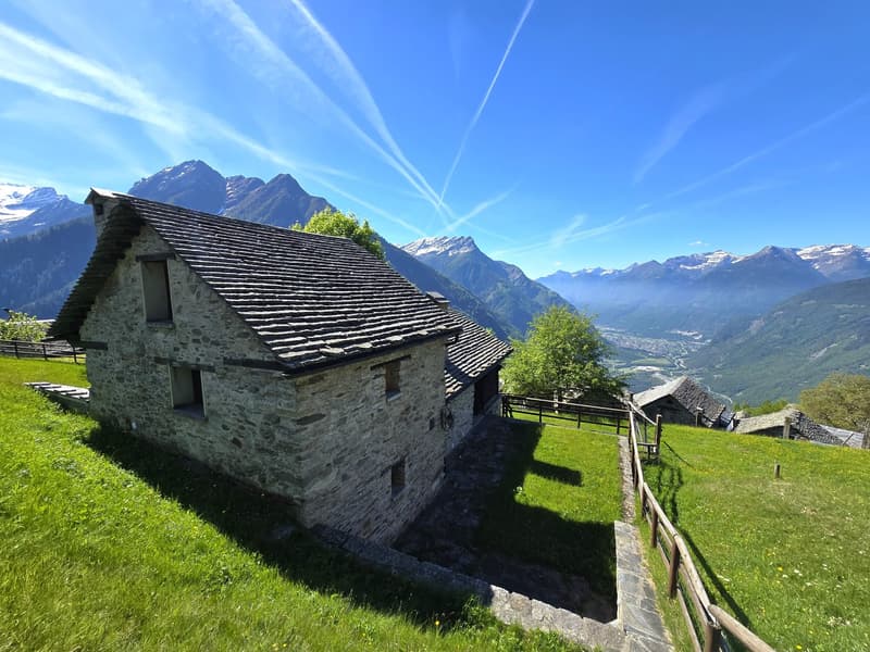 schönes Berghaus mit grossem Land und herrlichem Panoramablick (3)