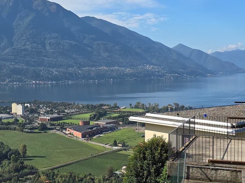 Grande proprietà con vista lago panoramica e terreno edificabile (23)