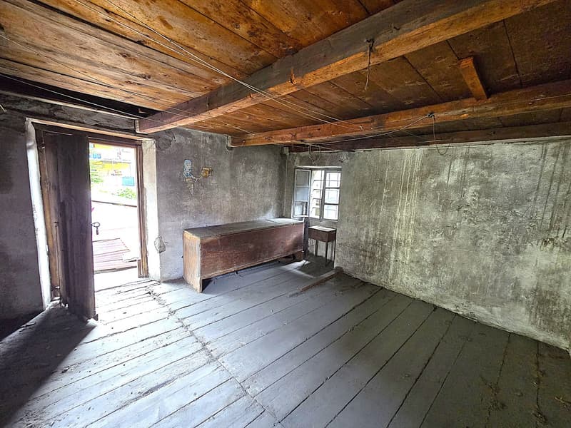 Casa plurifamiliare da ristrutturare con terreno e stalla (23)