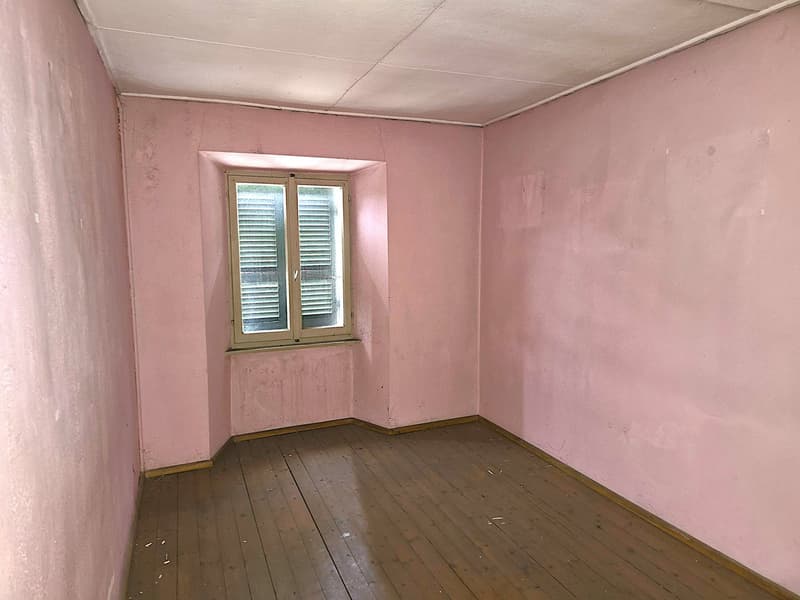 Casa plurifamiliare da ristrutturare con terreno e stalla (16)