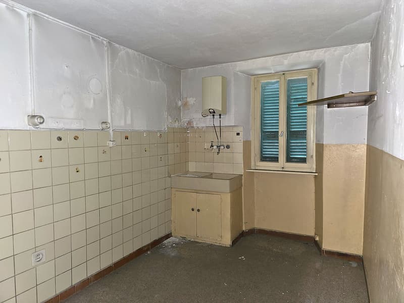 Casa plurifamiliare da ristrutturare con terreno e stalla (11)