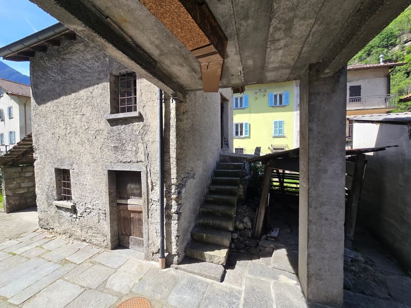 Casa plurifamiliare da ristrutturare con terreno e stalla (5)