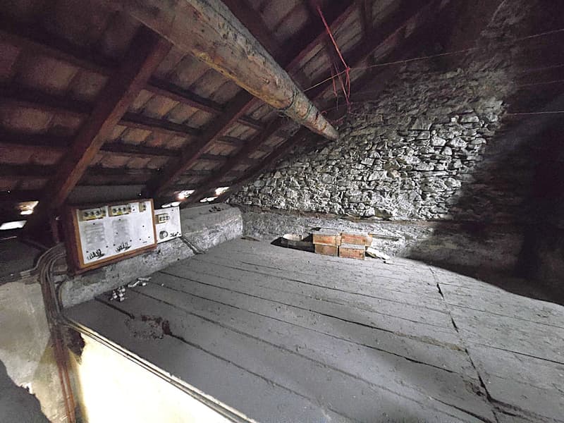 Casa plurifamiliare da ristrutturare con terreno e stalla (20)