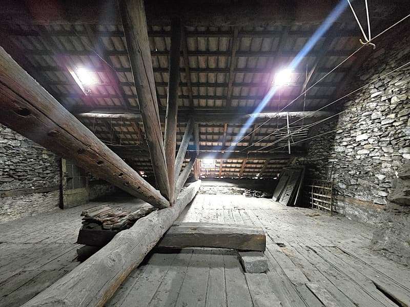 Casa plurifamiliare da ristrutturare con terreno e stalla (19)