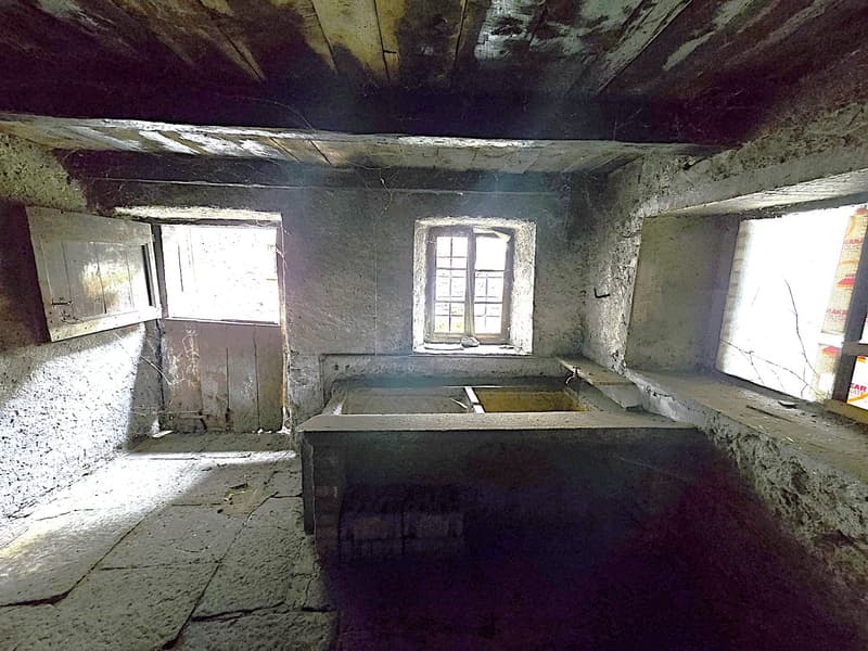 Casa plurifamiliare da ristrutturare con terreno e stalla (21)