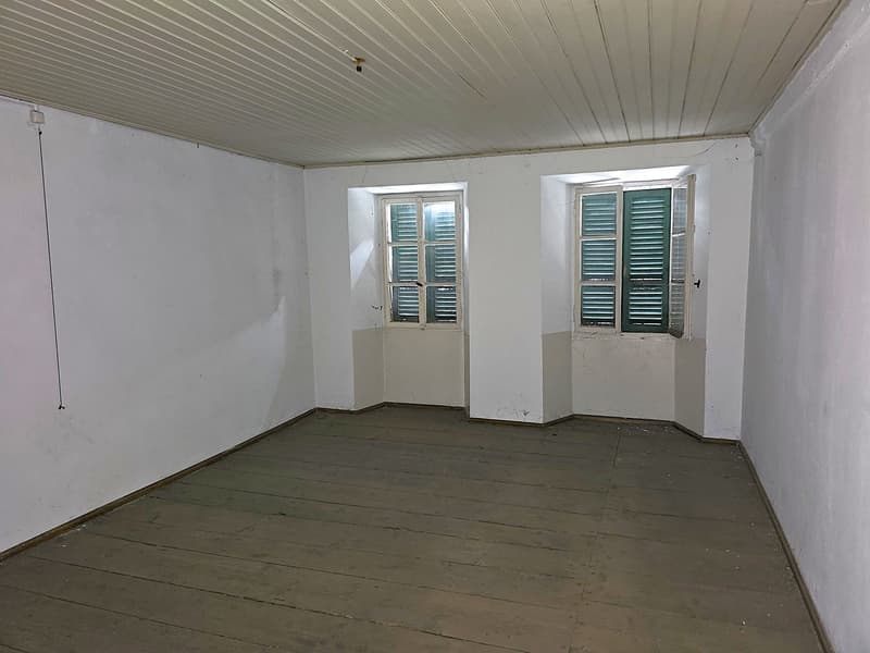 Casa plurifamiliare da ristrutturare con terreno e stalla (13)