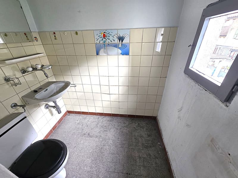 Casa plurifamiliare da ristrutturare con terreno e stalla (17)