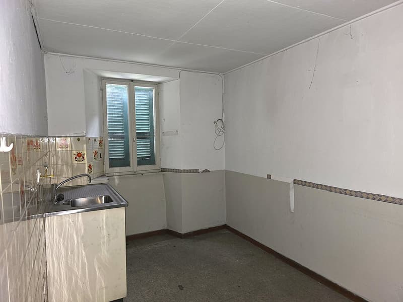 Casa plurifamiliare da ristrutturare con terreno e stalla (7)