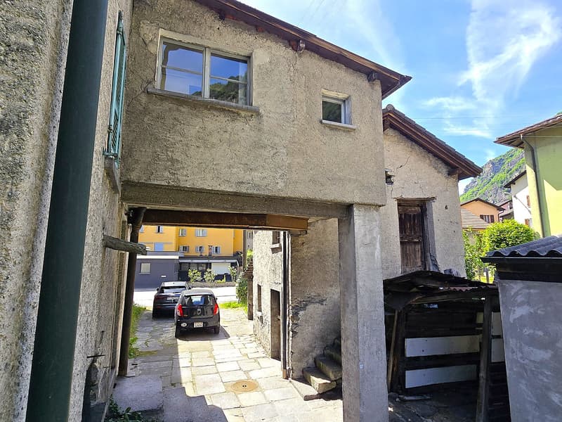 Casa plurifamiliare da ristrutturare con terreno e stalla (2)
