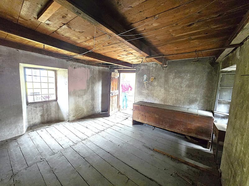 Casa plurifamiliare da ristrutturare con terreno e stalla (24)