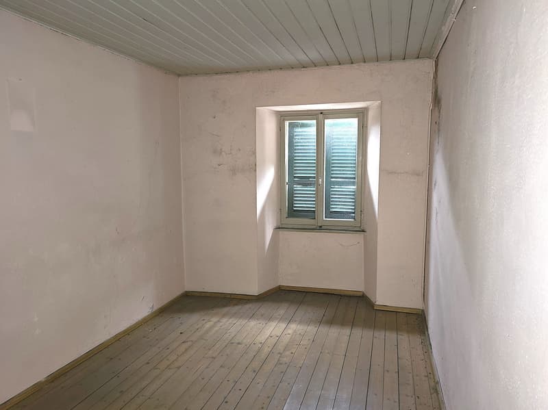 Casa plurifamiliare da ristrutturare con terreno e stalla (15)