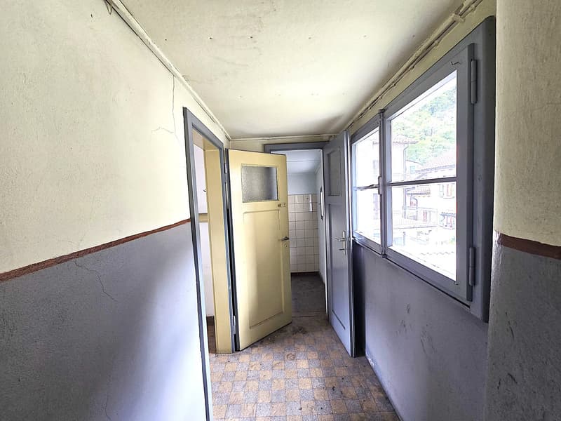 Casa plurifamiliare da ristrutturare con terreno e stalla (12)