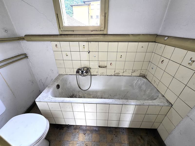 Casa plurifamiliare da ristrutturare con terreno e stalla (18)