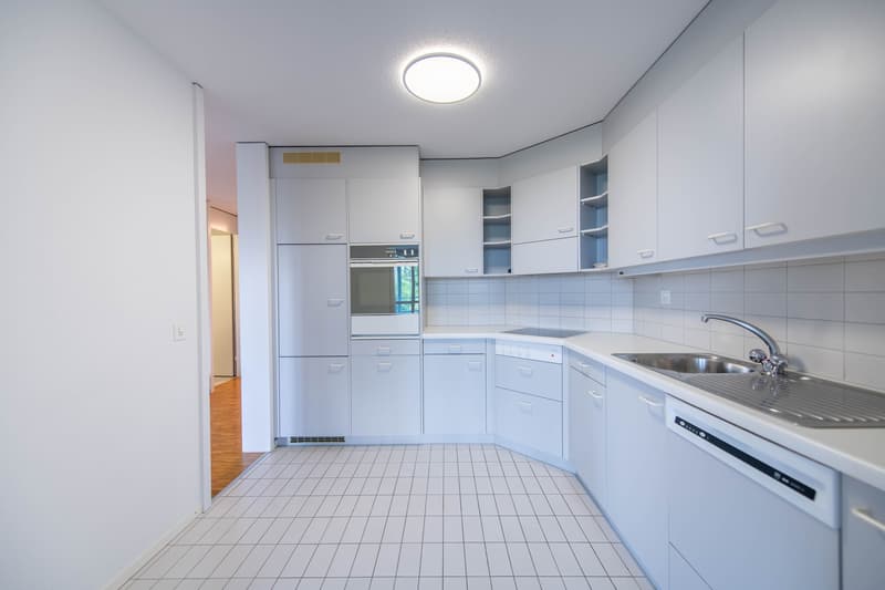 Spacious, in a green area and with its own laundry room & large balcony! (4)