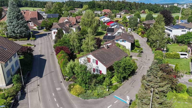 Zentrumsnahes Potenzial: Ausbaubares 5-Zimmer-Einfamilienhaus mit grosszügigem Garten (1)