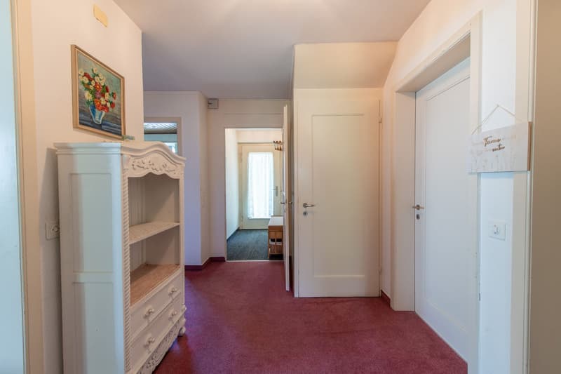 Zentrumsnahes Potenzial: Ausbaubares 5-Zimmer-Einfamilienhaus mit grosszügigem Garten (9)