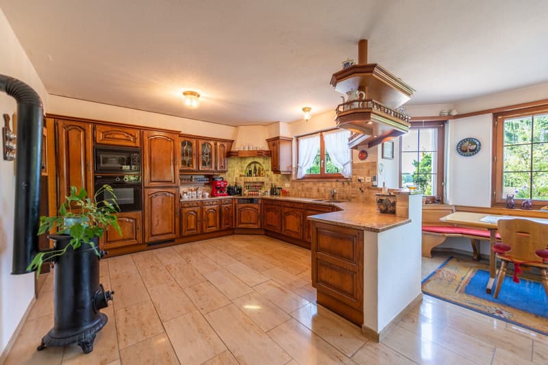 Spacious single-family house with 2'000 m² plot and versatile potential (7)