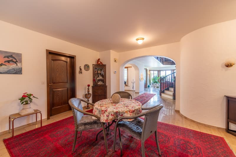 Spacious single-family house with 2'000 m² plot and versatile potential (3)