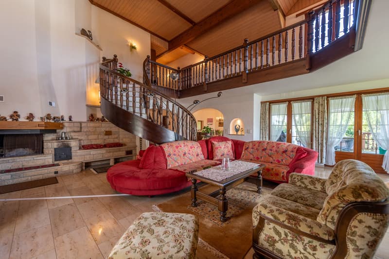 Spacious single-family house with 2'000 m² plot and versatile potential (5)