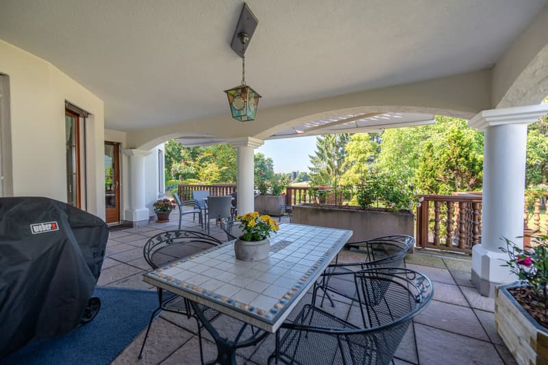 Spacious single-family house with 2'000 m² plot and versatile potential (2)