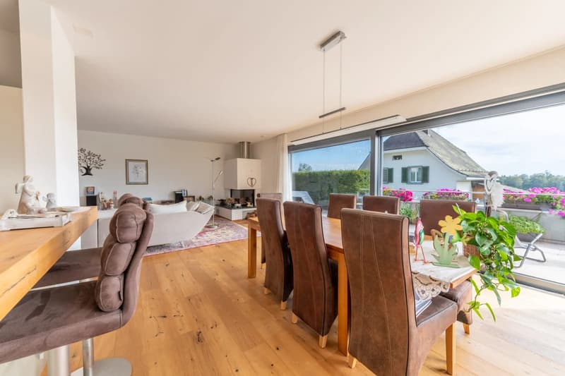 Ankommen, wohlfühlen und Weitblick geniessen - stilvolle 4.5-Zimmer-Terrassenwohnung mit Garten (4)