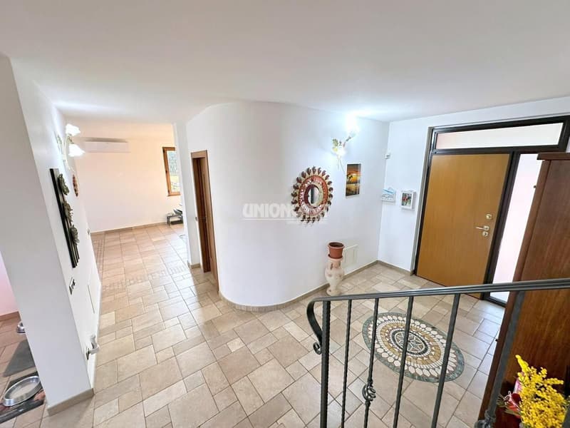Superbe villa indépendante à Rodero – 4,5 pièces avec piscine et jardin (23)