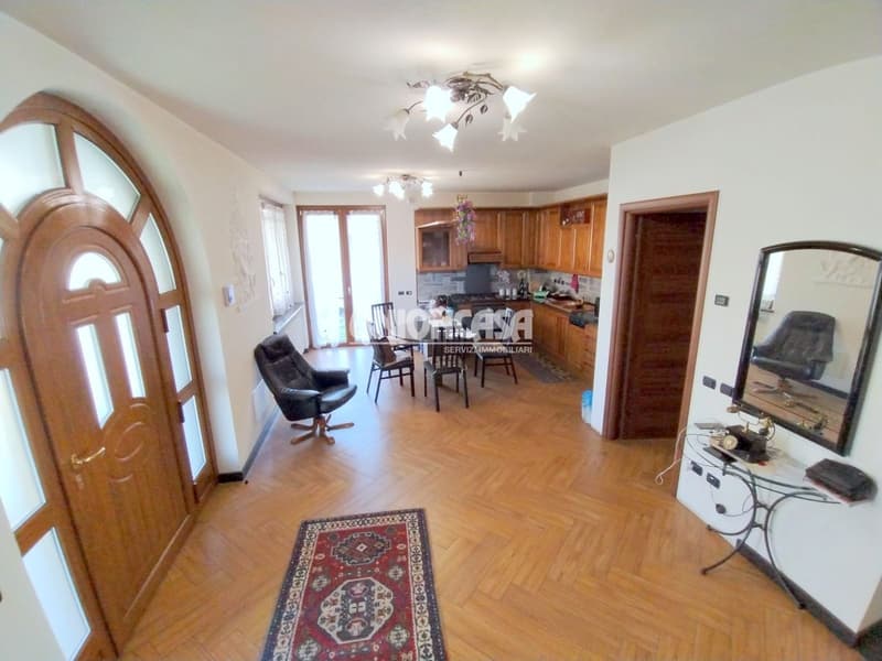 Elegant Independent Villa in Solbiate – 5.5 Rooms with Garden and Garage (10)