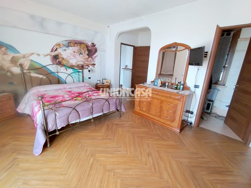 Elegant Independent Villa in Solbiate – 5.5 Rooms with Garden and Garage (24)