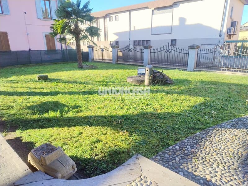 Elegant Independent Villa in Solbiate – 5.5 Rooms with Garden and Garage (6)