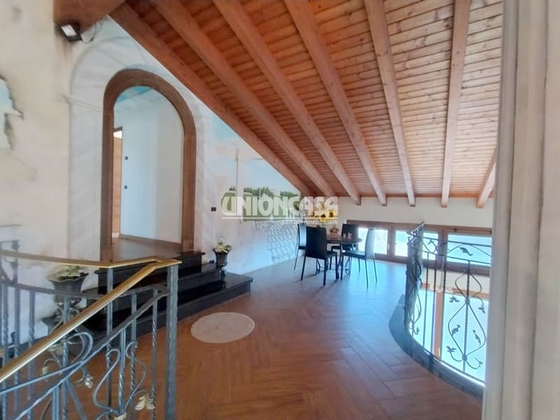 Elegant Independent Villa in Solbiate – 5.5 Rooms with Garden and Garage (23)