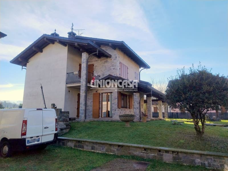 Elegant Independent Villa in Solbiate – 5.5 Rooms with Garden and Garage (7)