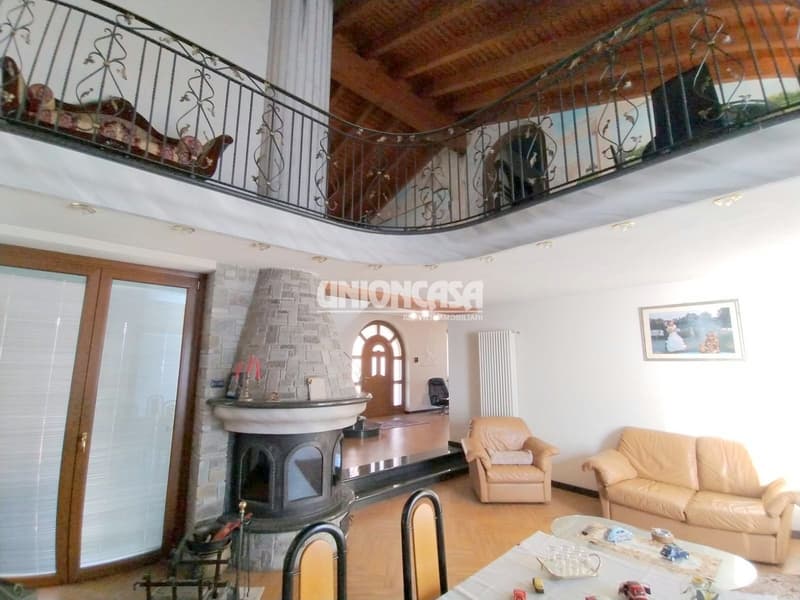Elegant Independent Villa in Solbiate – 5.5 Rooms with Garden and Garage (13)