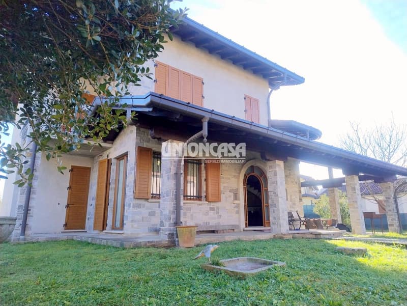 Elegant Independent Villa in Solbiate – 5.5 Rooms with Garden and Garage (5)