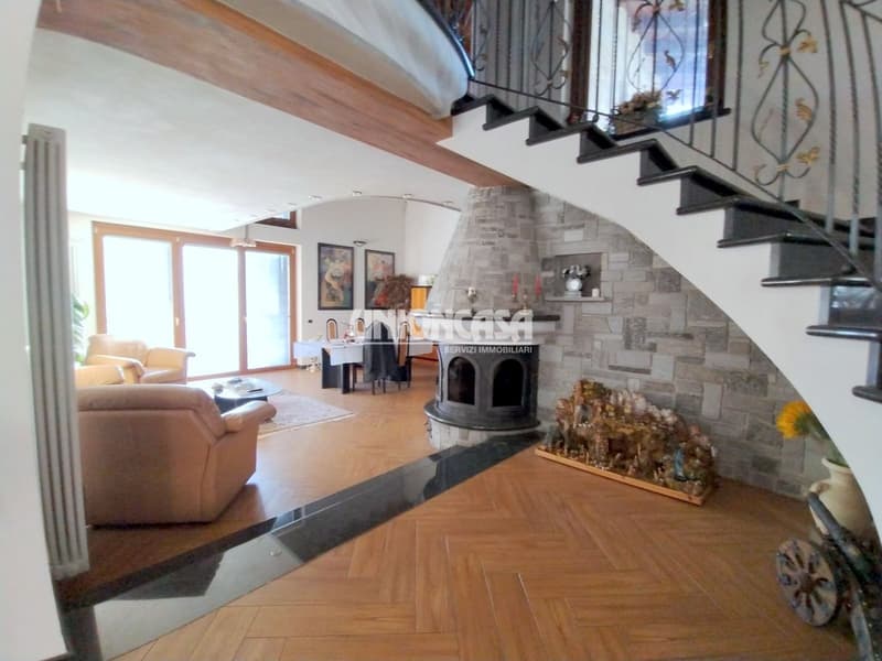 Elegant Independent Villa in Solbiate – 5.5 Rooms with Garden and Garage (12)