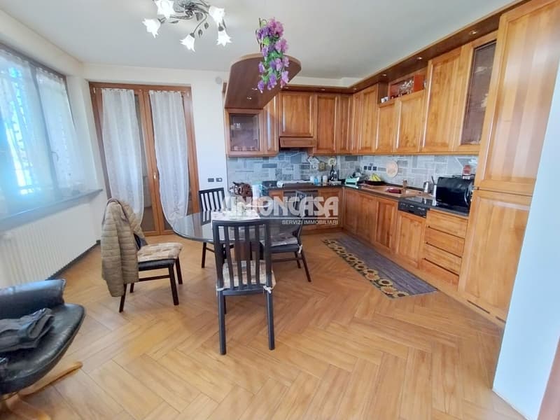 Elegant Independent Villa in Solbiate – 5.5 Rooms with Garden and Garage (9)