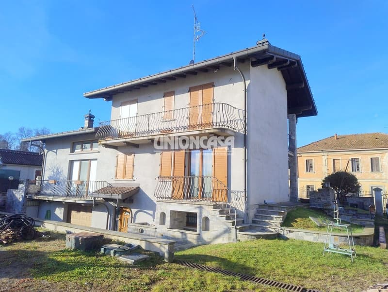 Elegant Independent Villa in Solbiate – 5.5 Rooms with Garden and Garage (2)