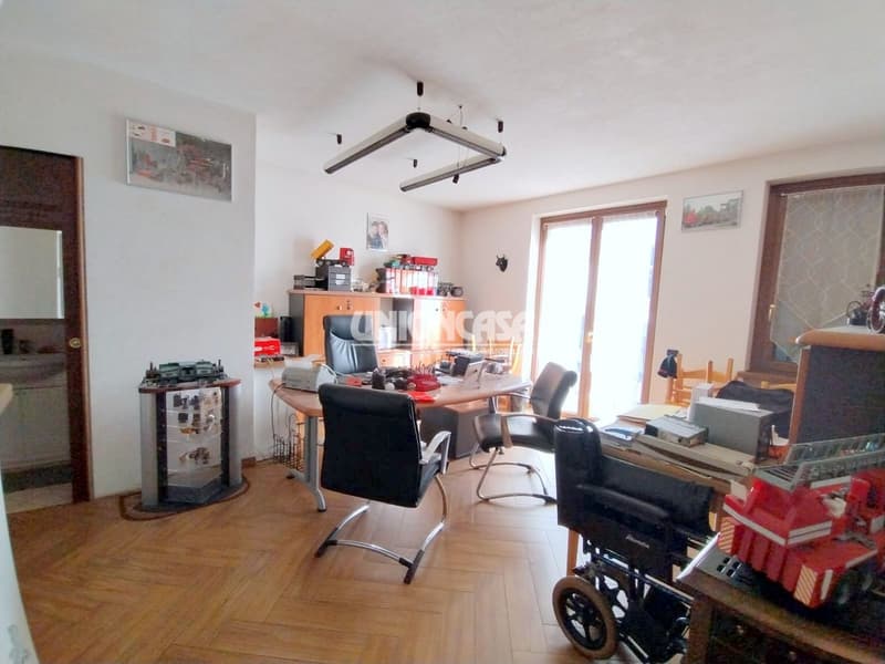 Elegant Independent Villa in Solbiate – 5.5 Rooms with Garden and Garage (18)