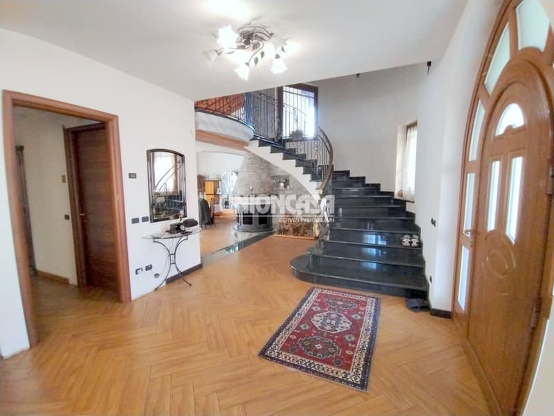 Elegant Independent Villa in Solbiate – 5.5 Rooms with Garden and Garage (11)