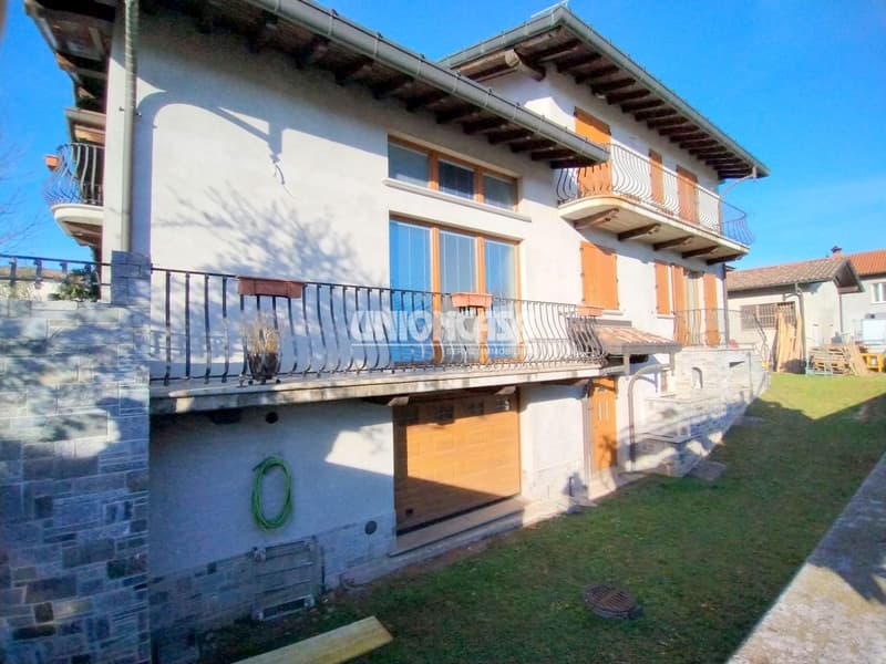 Elegant Independent Villa in Solbiate – 5.5 Rooms with Garden and Garage (4)