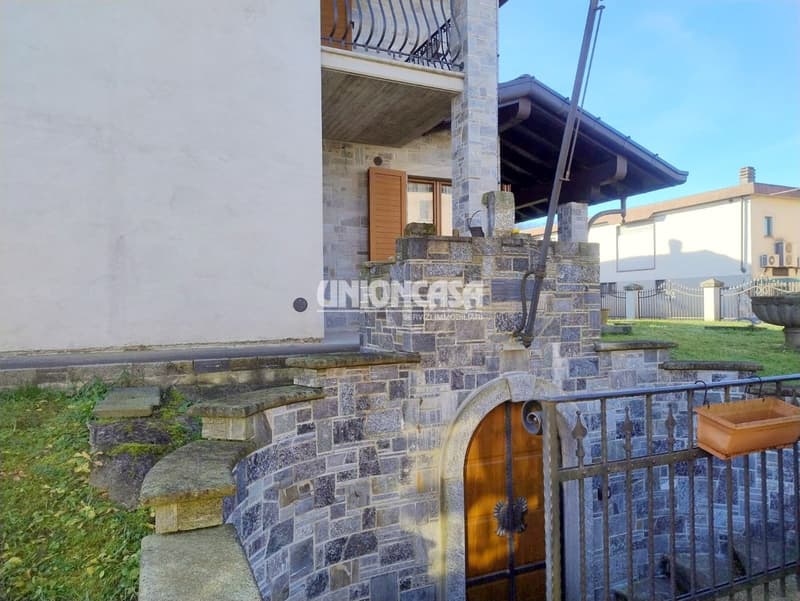 Elegant Independent Villa in Solbiate – 5.5 Rooms with Garden and Garage (3)
