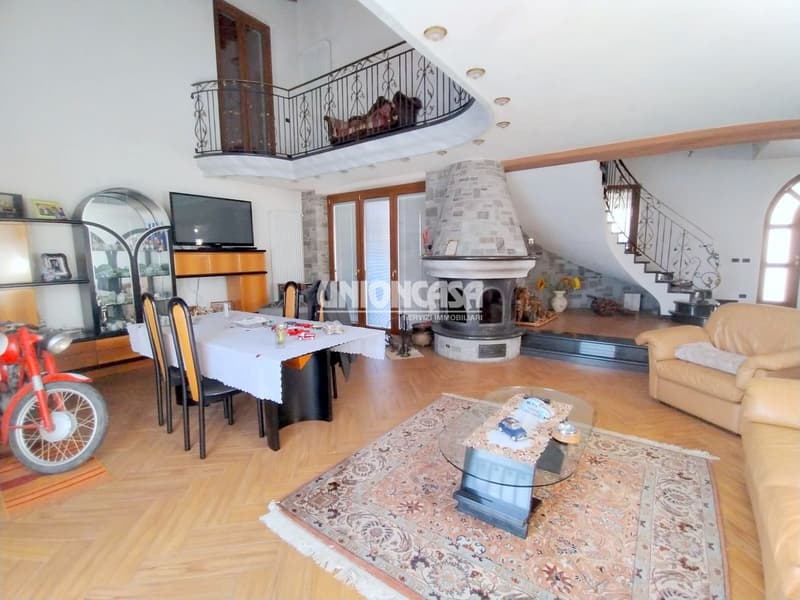 Elegant Independent Villa in Solbiate – 5.5 Rooms with Garden and Garage (15)