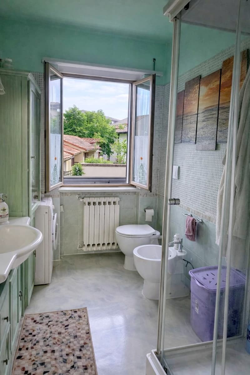 Bright 4-Room Apartment with Balcony and Garage in Bizzarone (7)