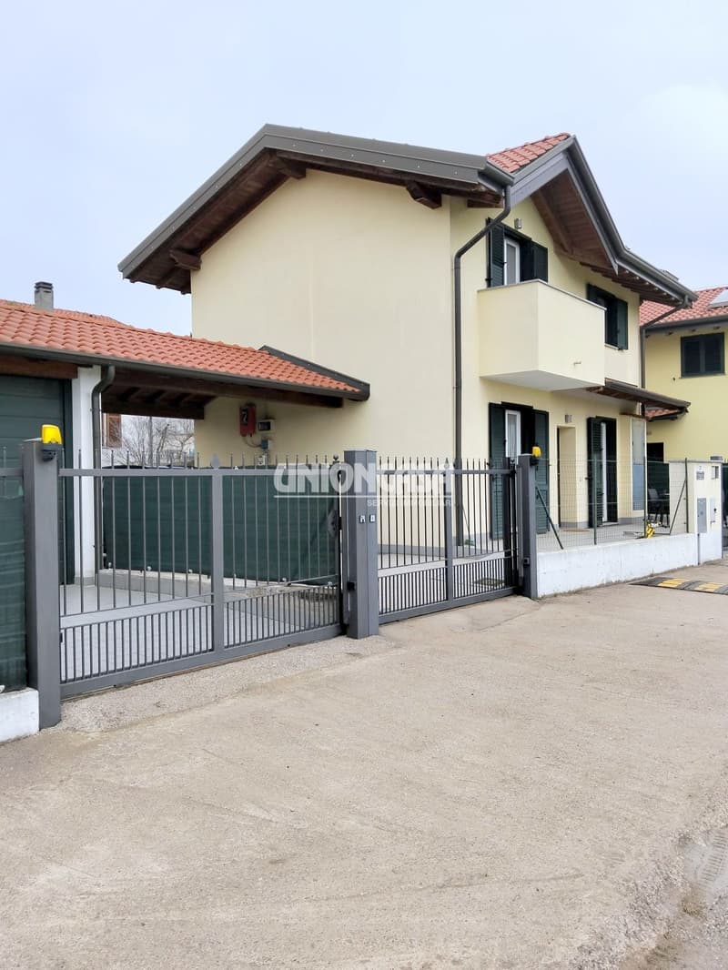 Unabhängiges modernes Haus in Figliaro – 4,5 Zimmer mit Garage und Balkon (4)