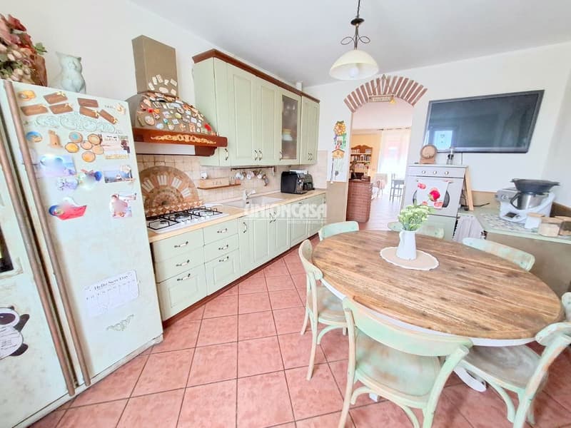 Apartment with 3.5 rooms, balcony and garage in Malnate (17)