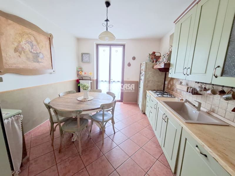 Apartment with 3.5 rooms, balcony and garage in Malnate (14)